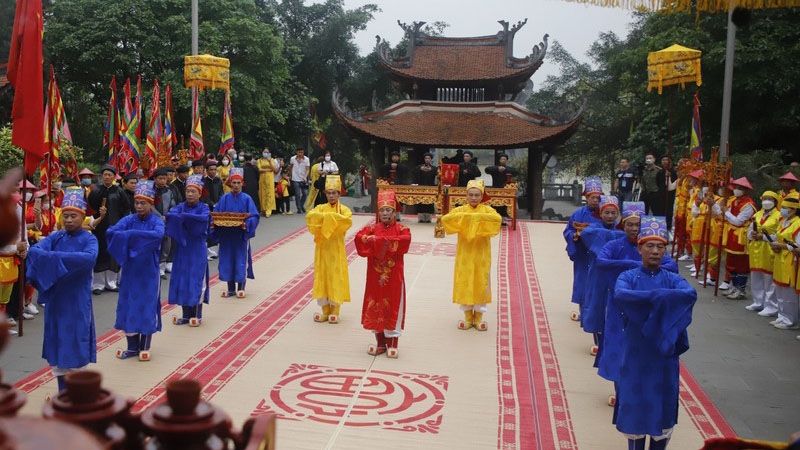 Incense offering to Vietnamese ancestors held in Phu Tho province